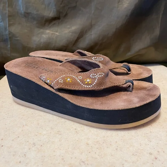 The Kai-Kai Thong Wedge Sandals Brown Suede Missing Few Metal Studs Women 7 USED - Picture 5 of 11